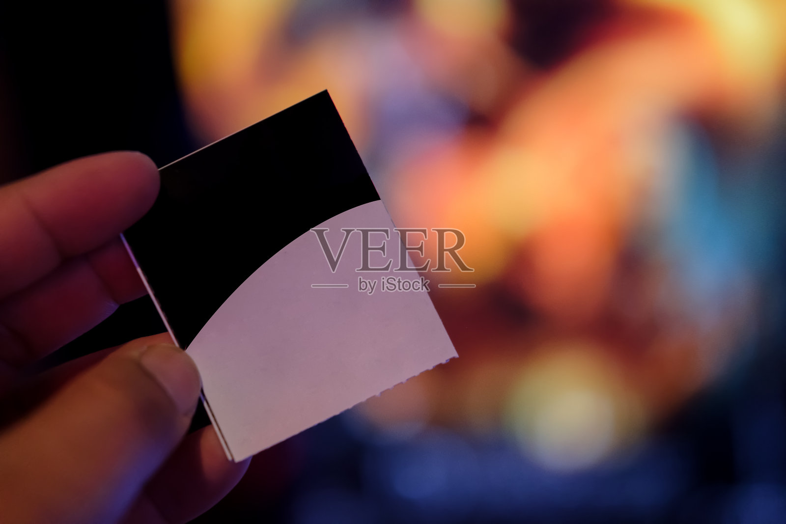 手里拿着电影票。空白模板的门票，您可以创建自己的设计。照片摄影图片