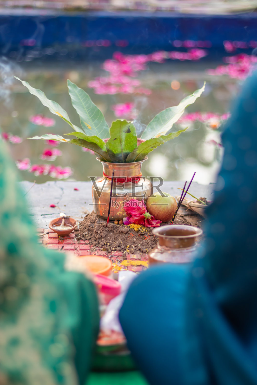 从不同角度看印度茶会期间对太阳神的祭祀照片摄影图片