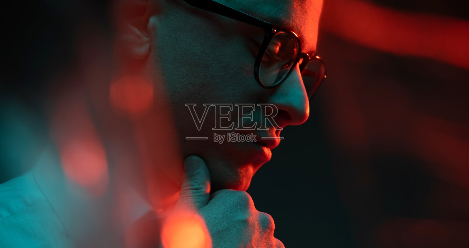 电影的夜晚特写肖像的帅哥霓虹灯。时尚，风格，人类情感，面部表情。照片摄影图片