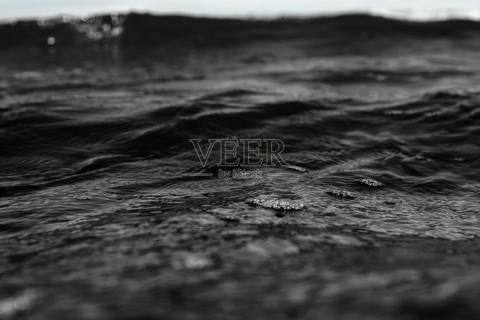 黑色的海水。油污染的水。照片摄影图片