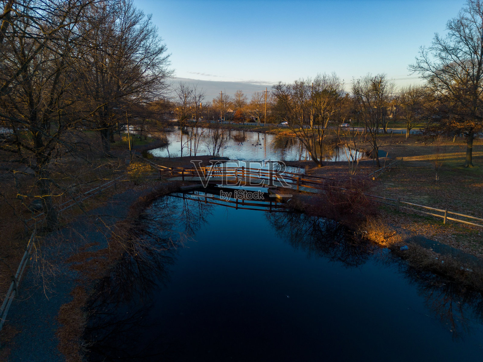 鸟瞰日出时一个安静的公园和一个湖照片摄影图片