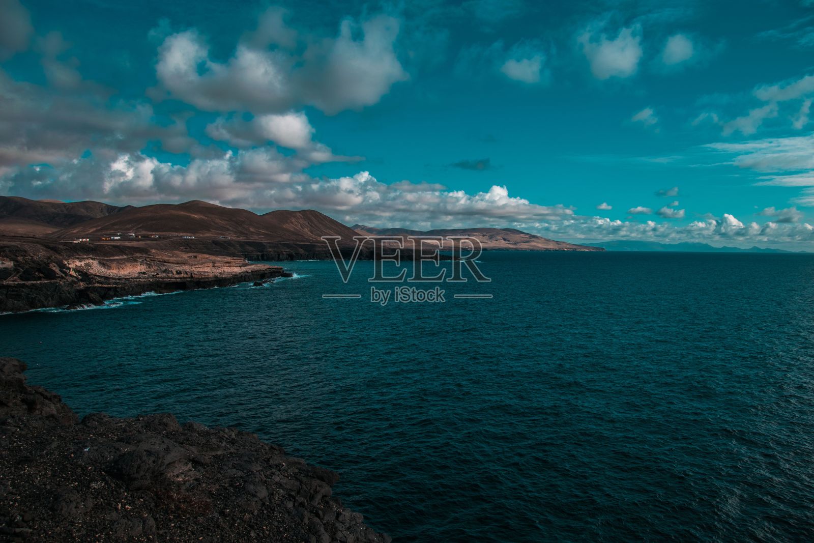 风景如画的岩石海景，背景是多云的天空照片摄影图片