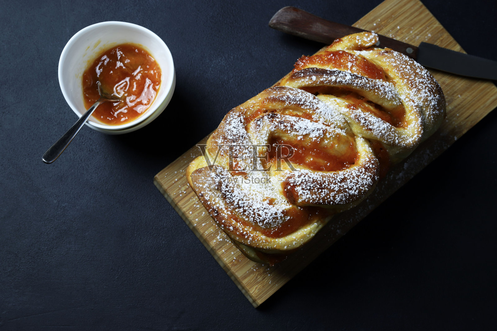 奶奶。奶油蛋卷面包。照片摄影图片