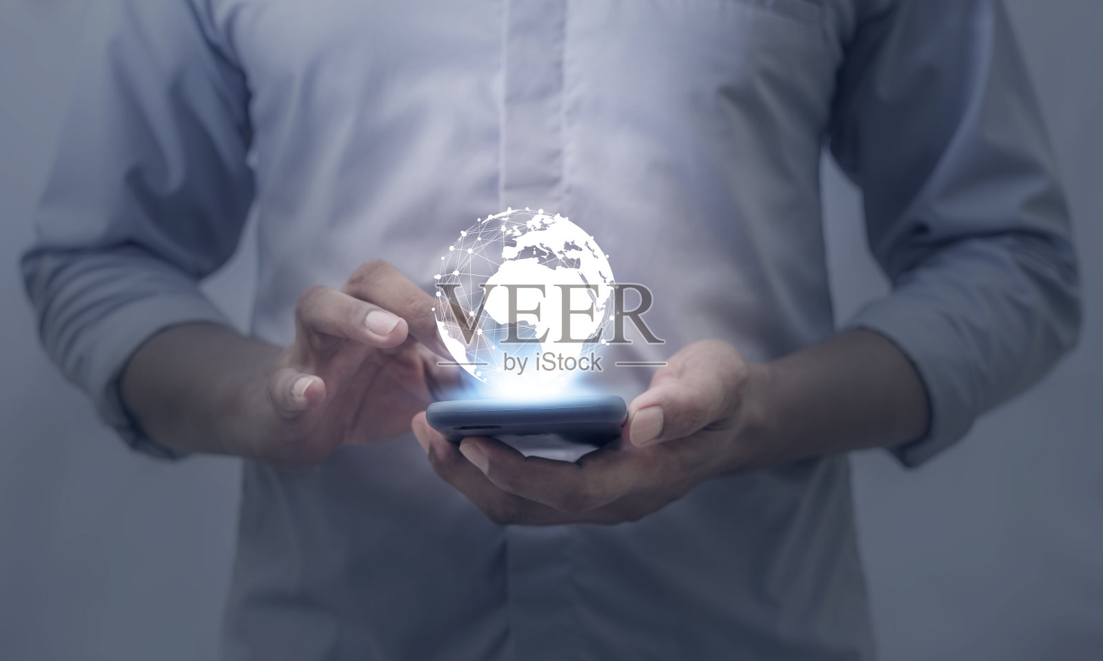 商人在模糊的背景上使用智能手机照片摄影图片