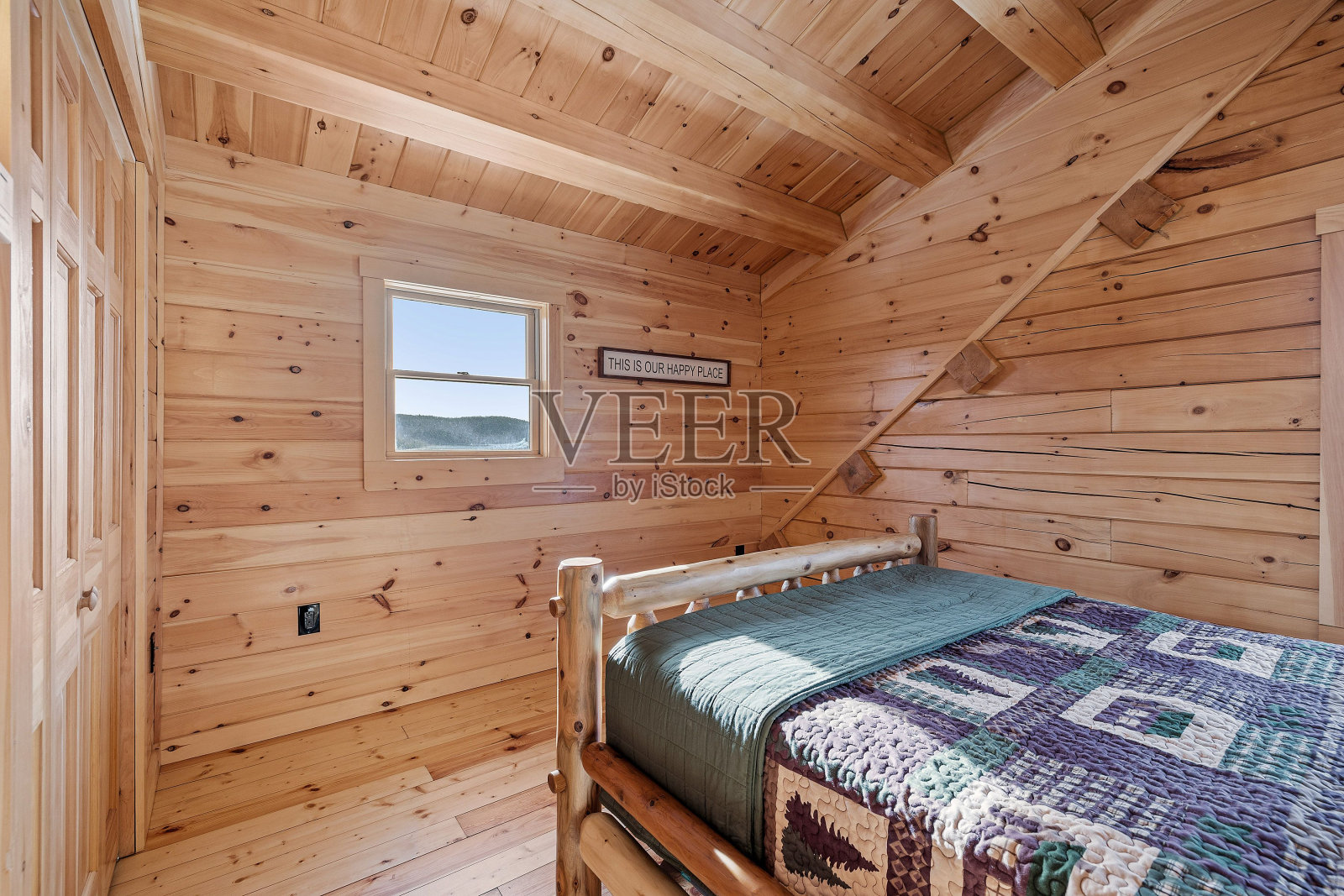 山中小木屋的房间内部照片摄影图片