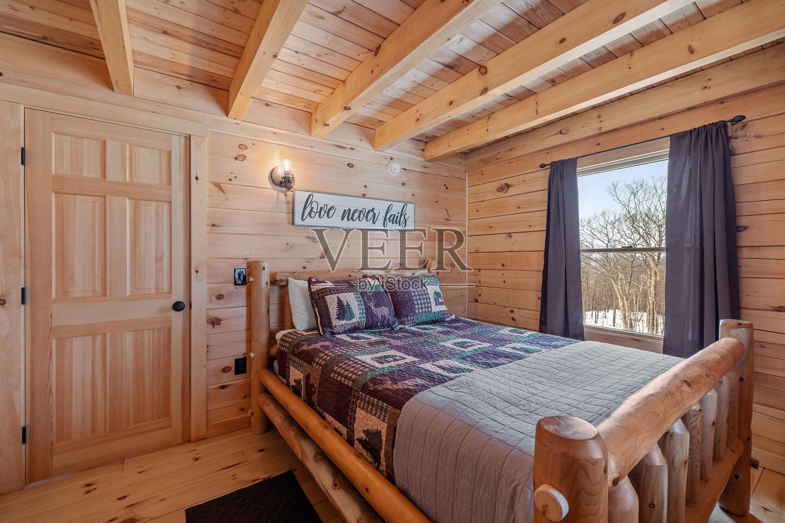 山中小木屋的房间内部照片摄影图片