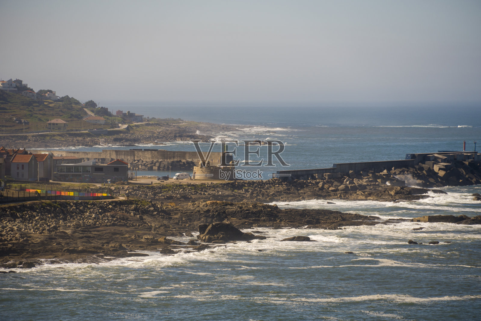 从西班牙加利西亚蓬特维德拉海岸与葡萄牙边境的圣特克拉山的全景照片摄影图片