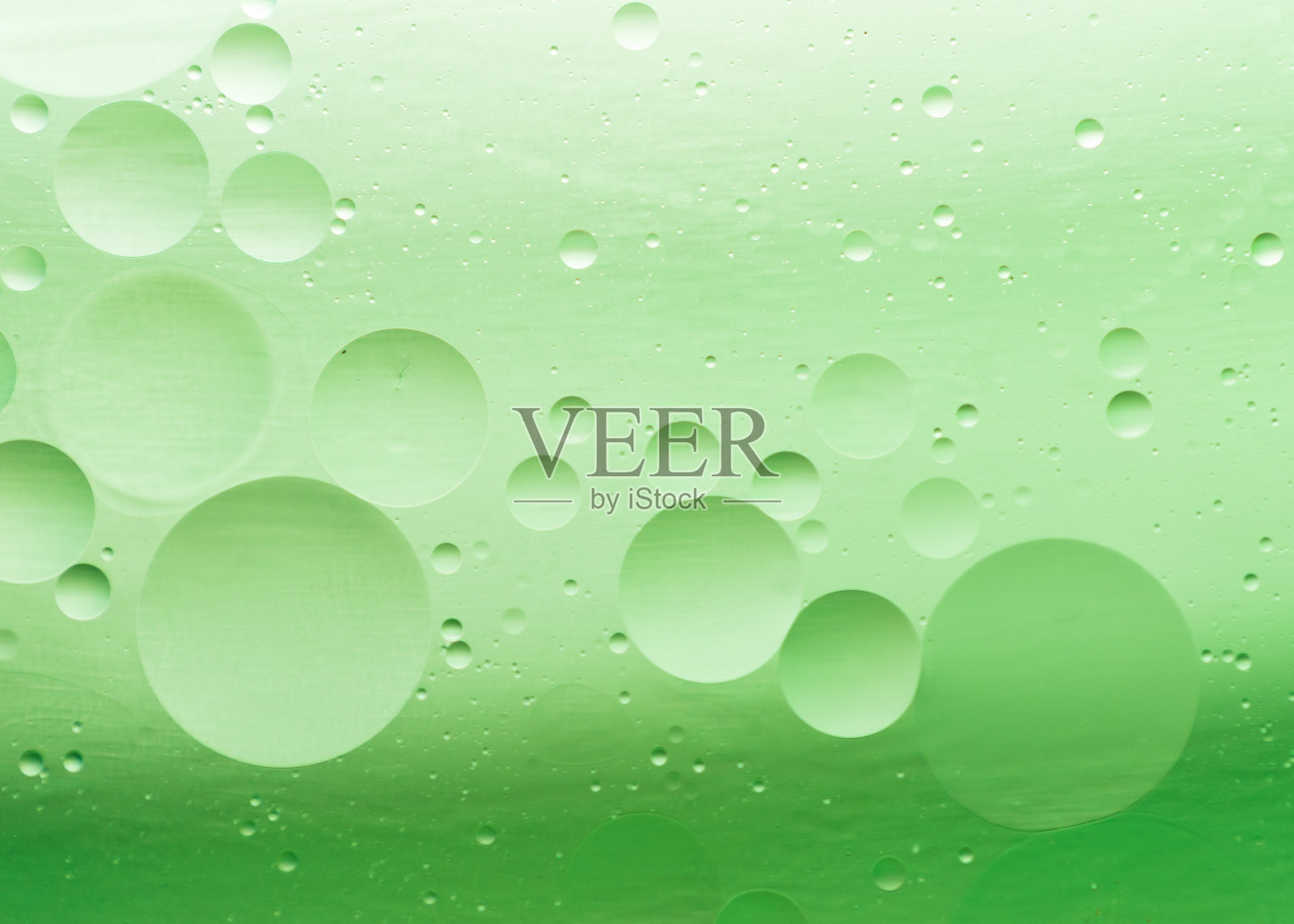 绿色背景上的水滴照片摄影图片