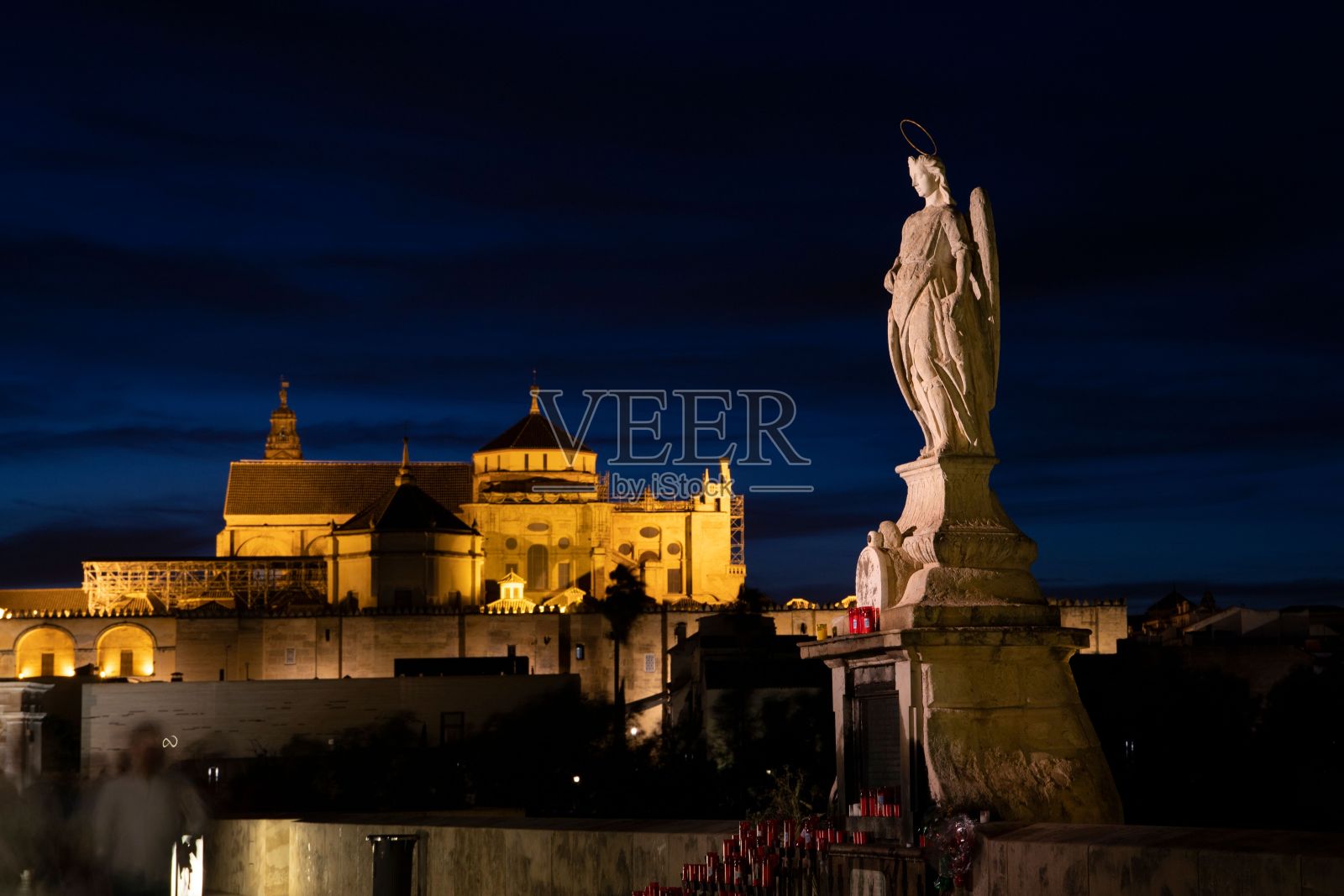 罗马桥的科尔多瓦夜景，痛照片摄影图片