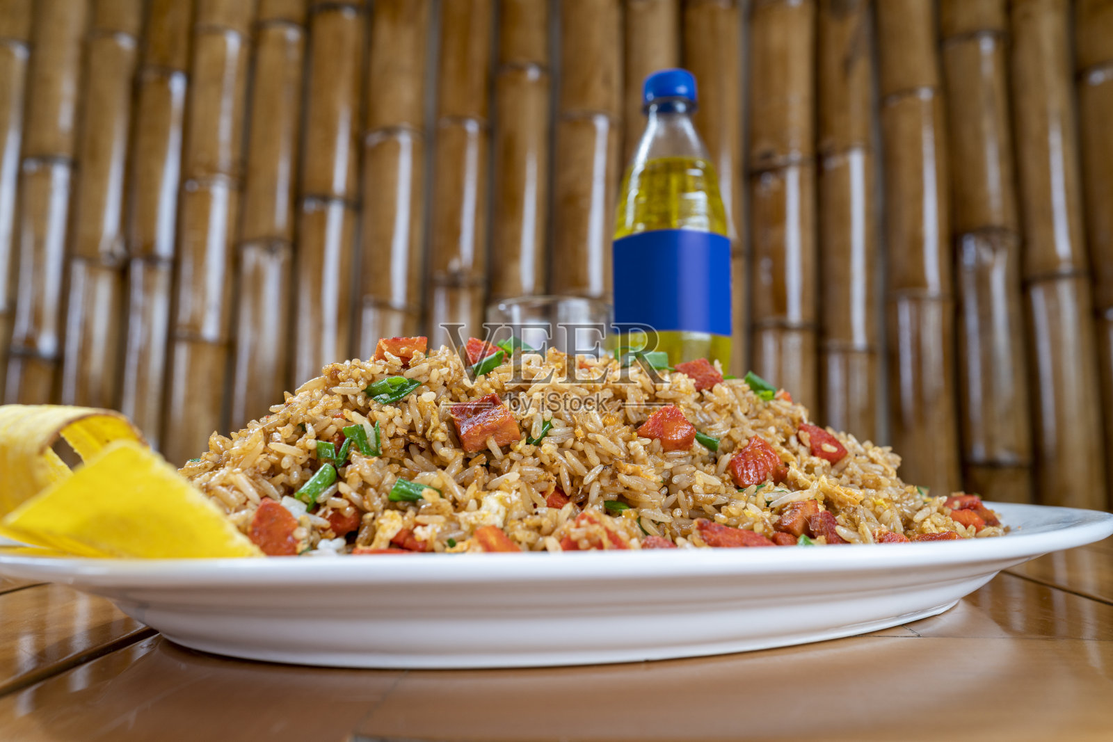 馒头饭配牛肉干。秘鲁中餐照片摄影图片