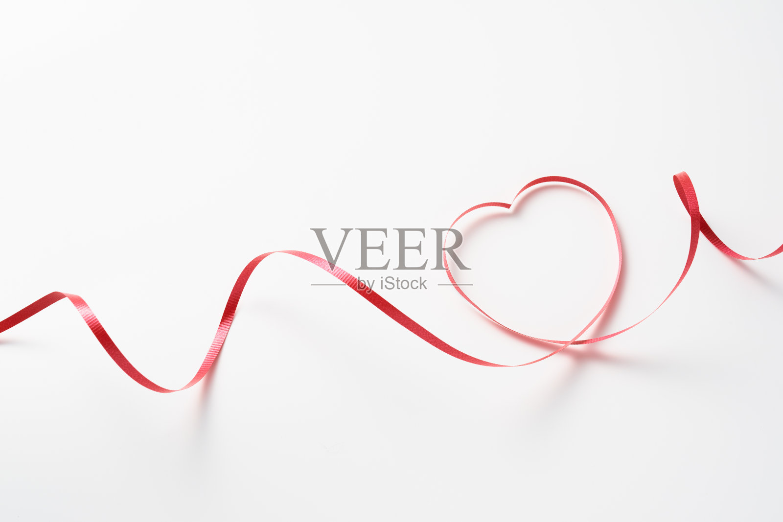 红丝带配白底心形图案照片摄影图片