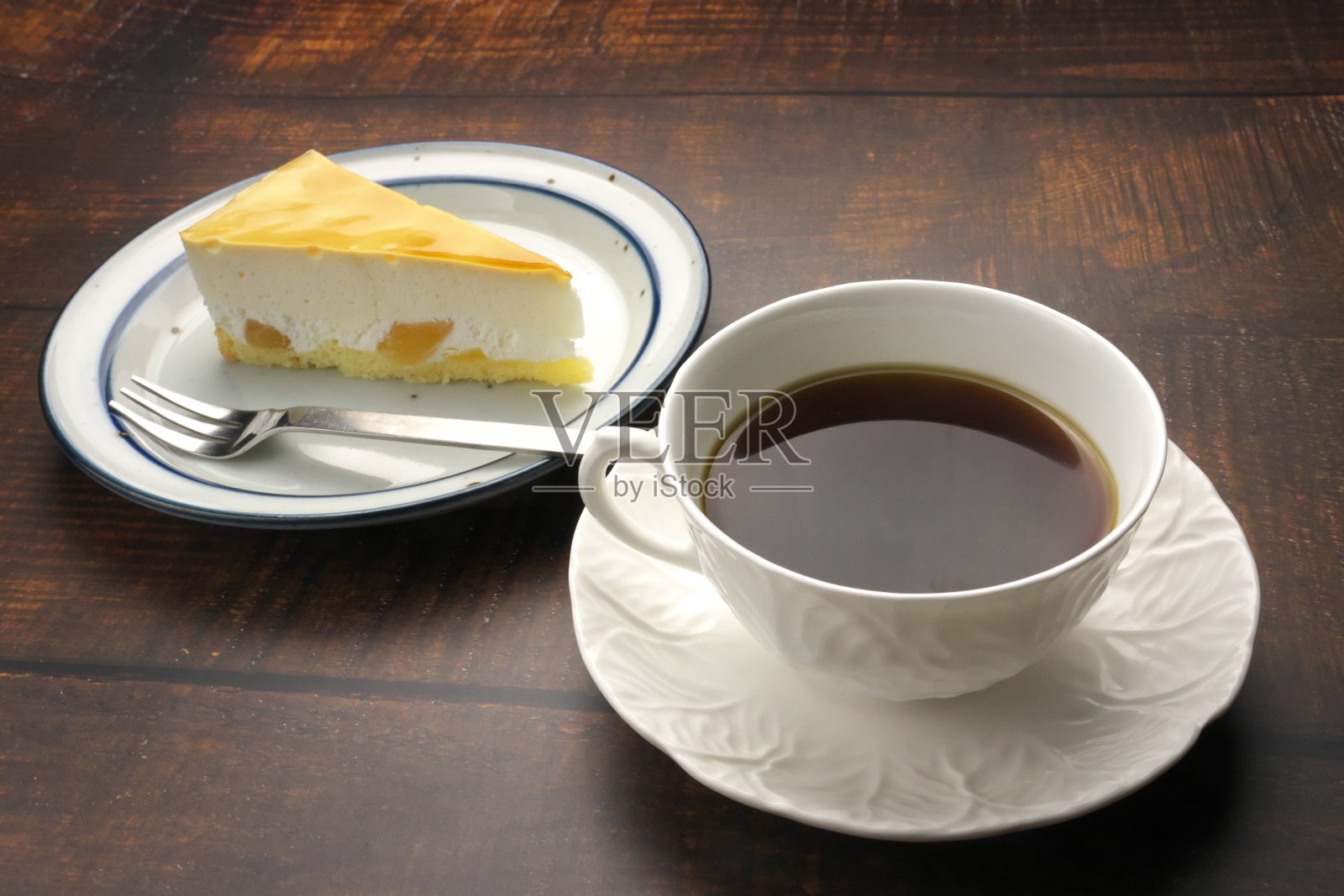 苹果什锦和咖啡(木桌背景)照片摄影图片