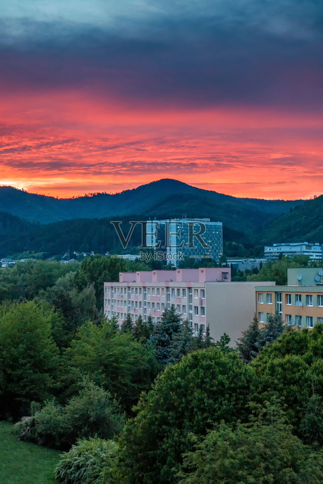 迷人的金色日落在山上照片摄影图片