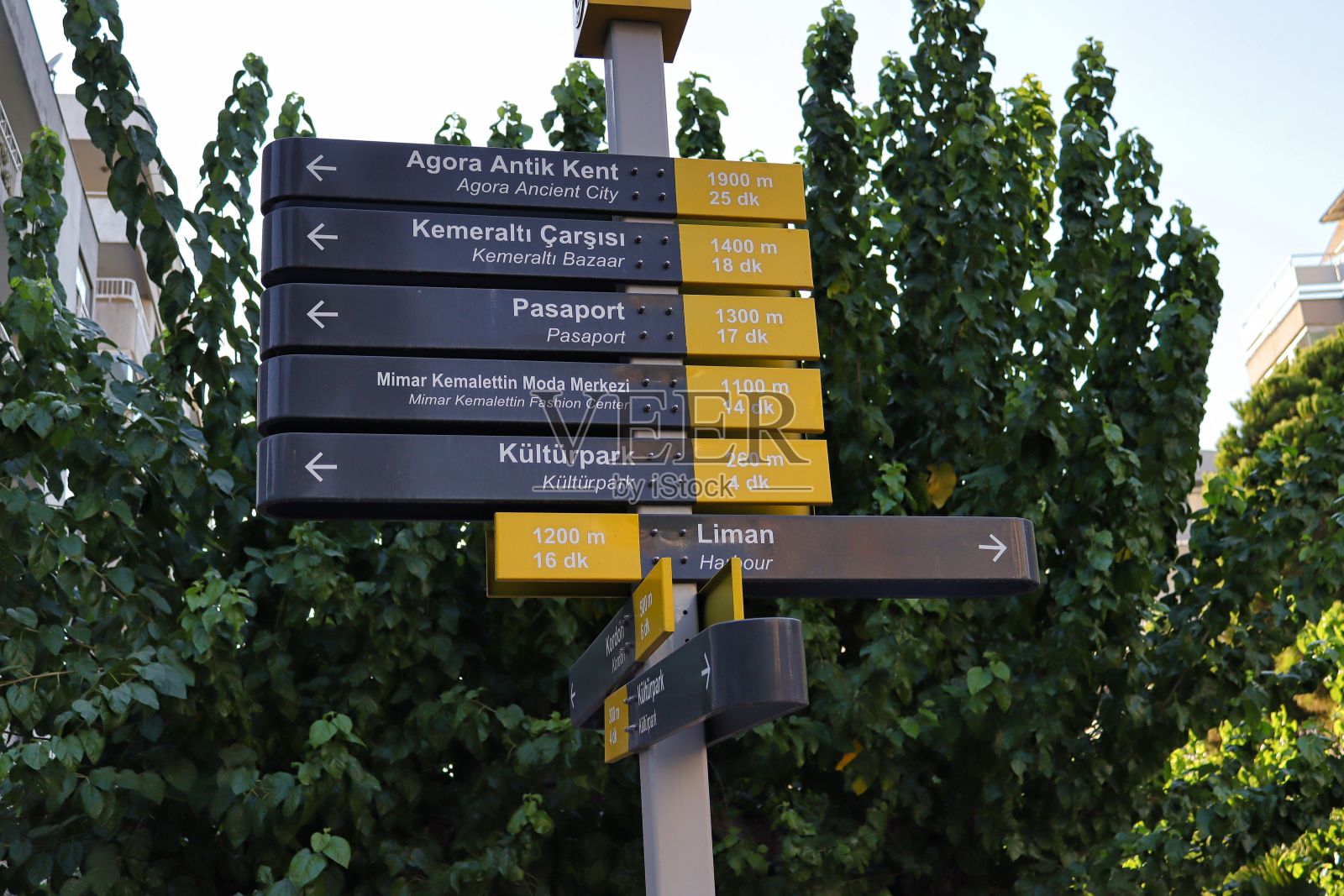 在土耳其伊兹密尔的阿尔桑恰克，白天在树附近的黑色和黄色路标照片摄影图片
