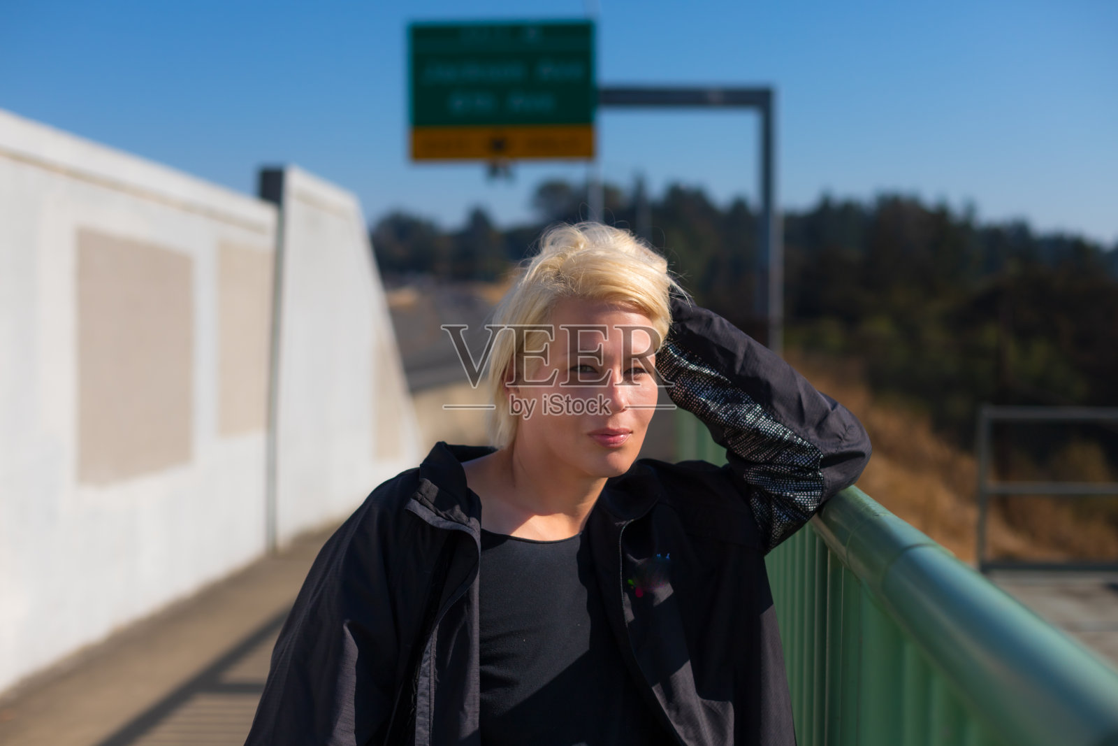 漂亮的金发女人在城市的街道上照片摄影图片