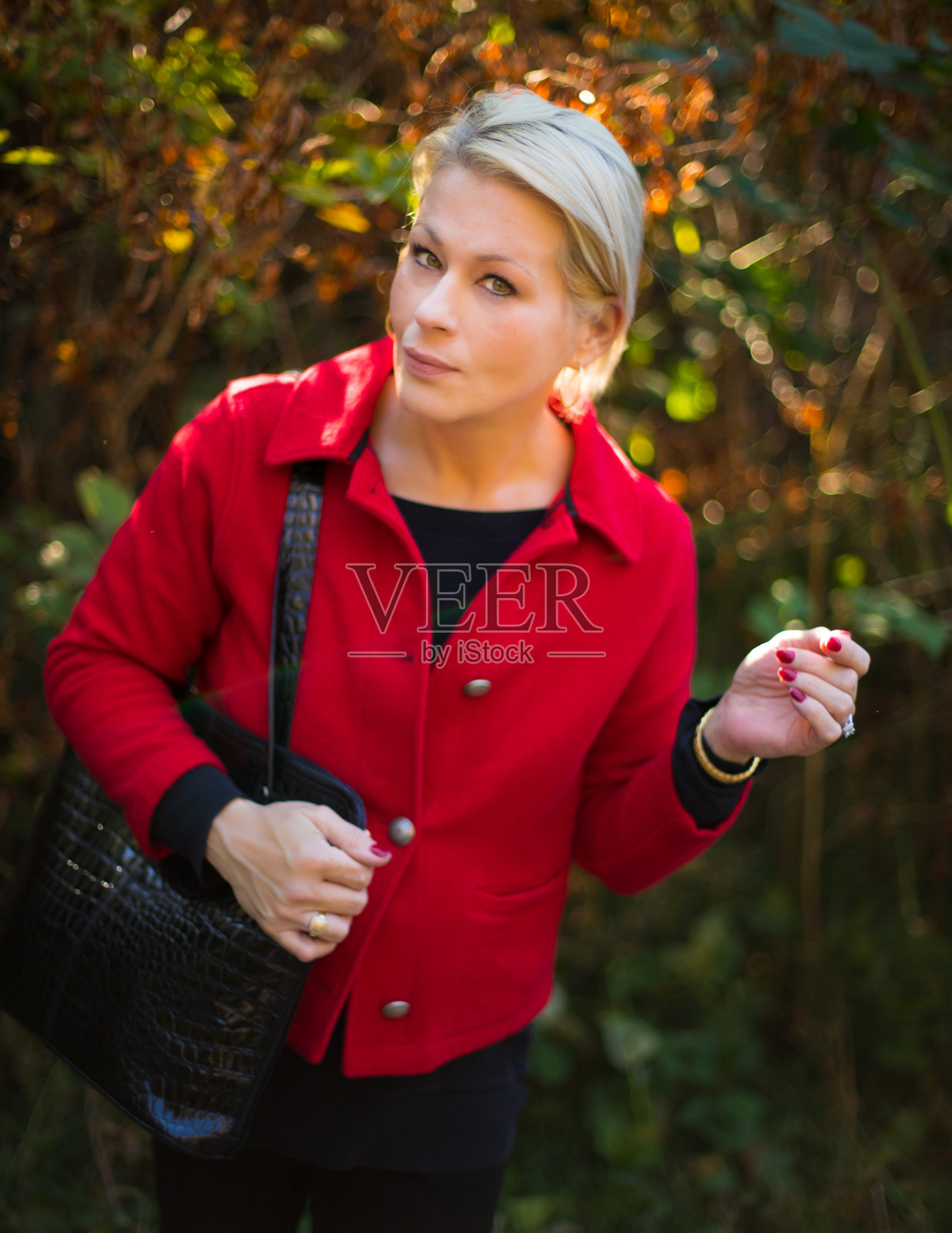 公园里的漂亮女人照片摄影图片