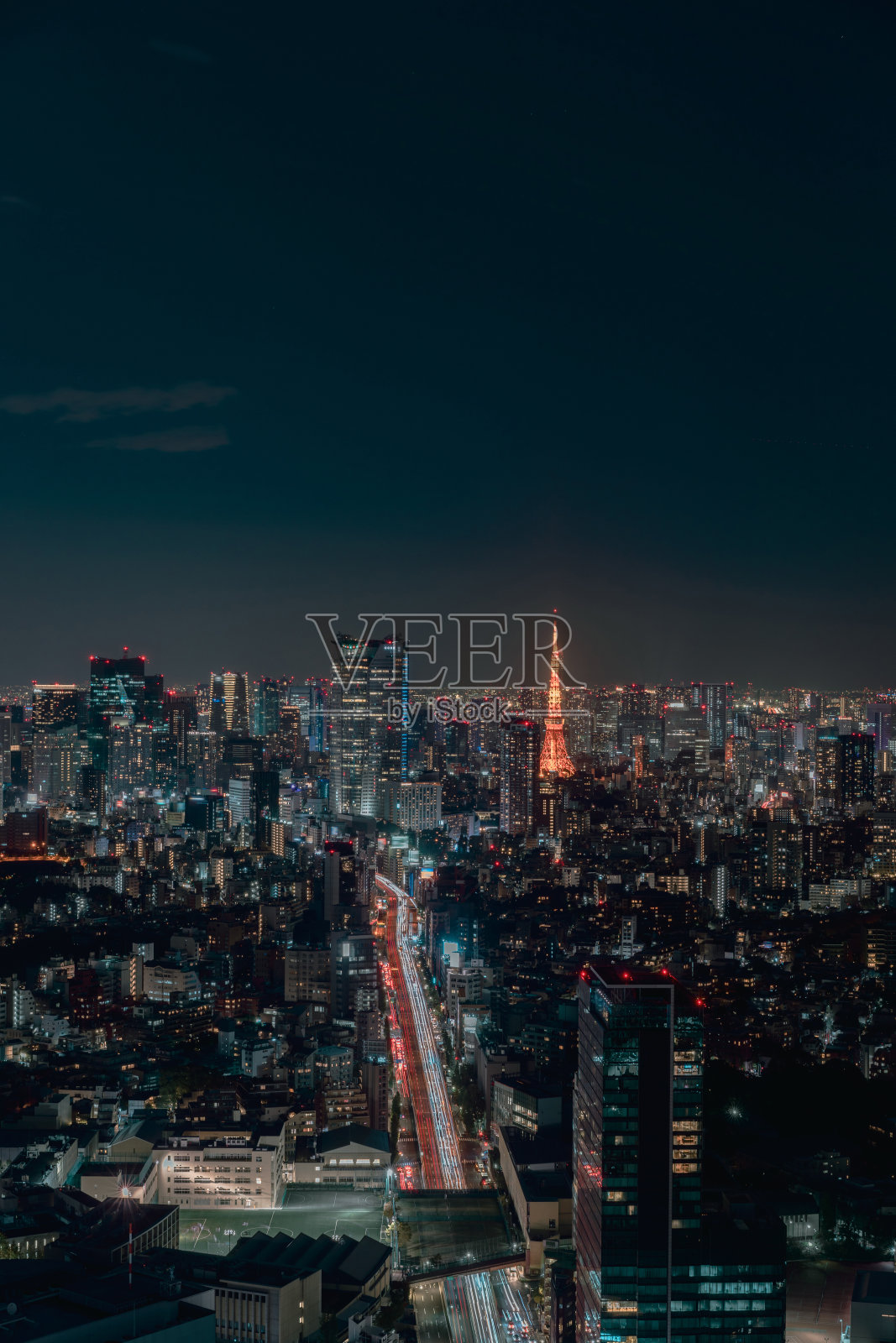 东京城市天际线视图和办公商业大楼摩天大楼市中心中心与东京塔在日本的晚上。亚洲旅游，现代城市生活，或商业金融和经济概念照片摄影图片