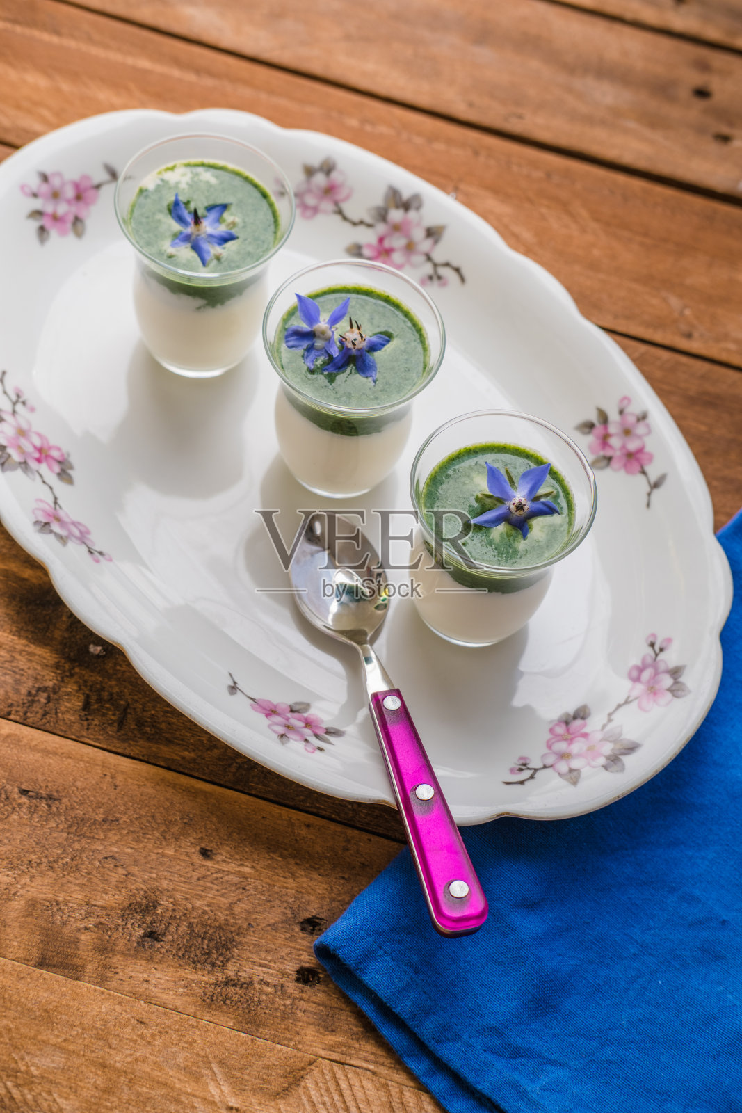 豆腐奶油与荨麻顶和琉璃苣花照片摄影图片