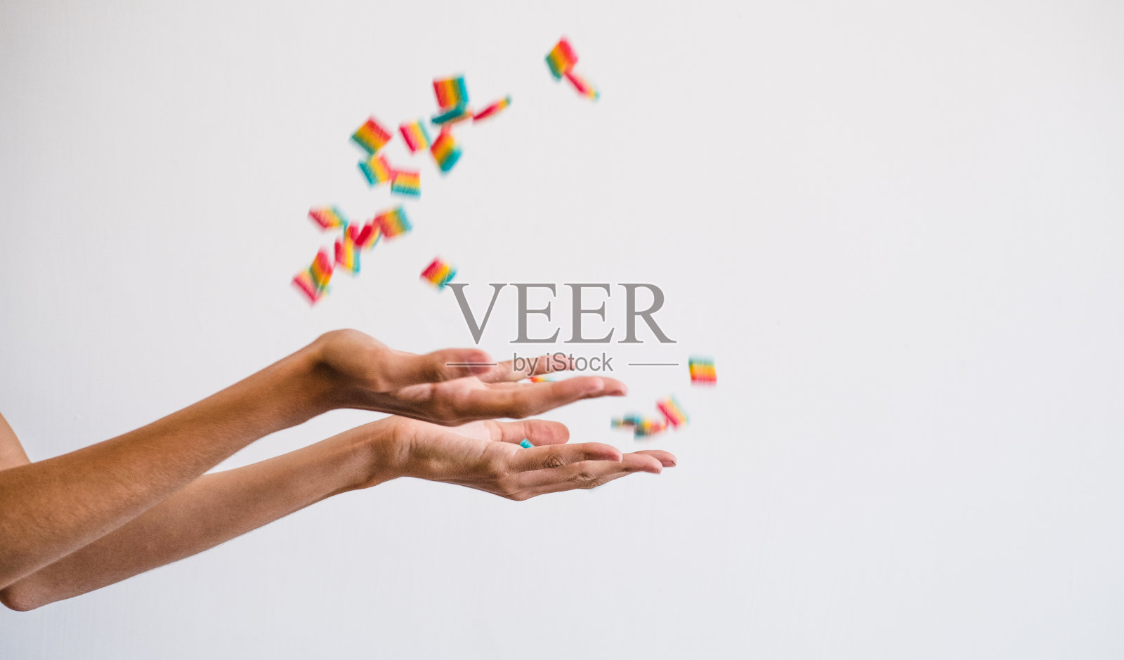 手接掉落的糖果照片摄影图片