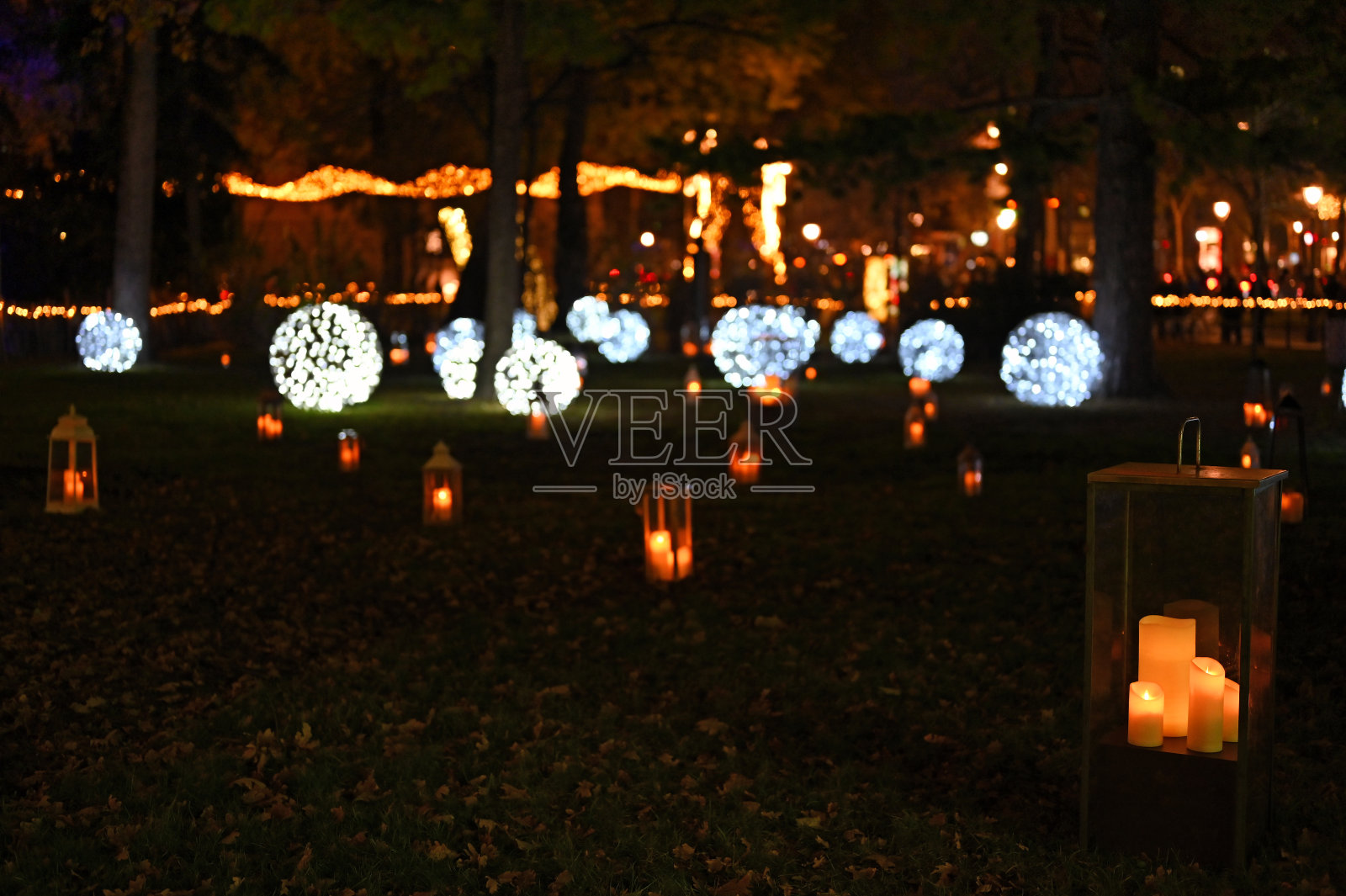 维也纳市政厅公园里的灯笼、蜡烛和圣诞装饰品照片摄影图片