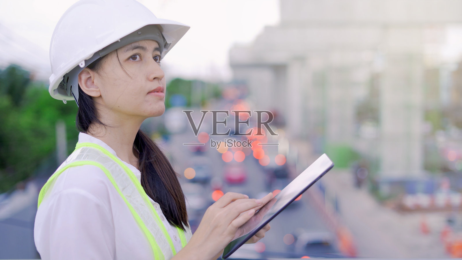 土木工程师在施工现场检查建筑师图纸。照片摄影图片