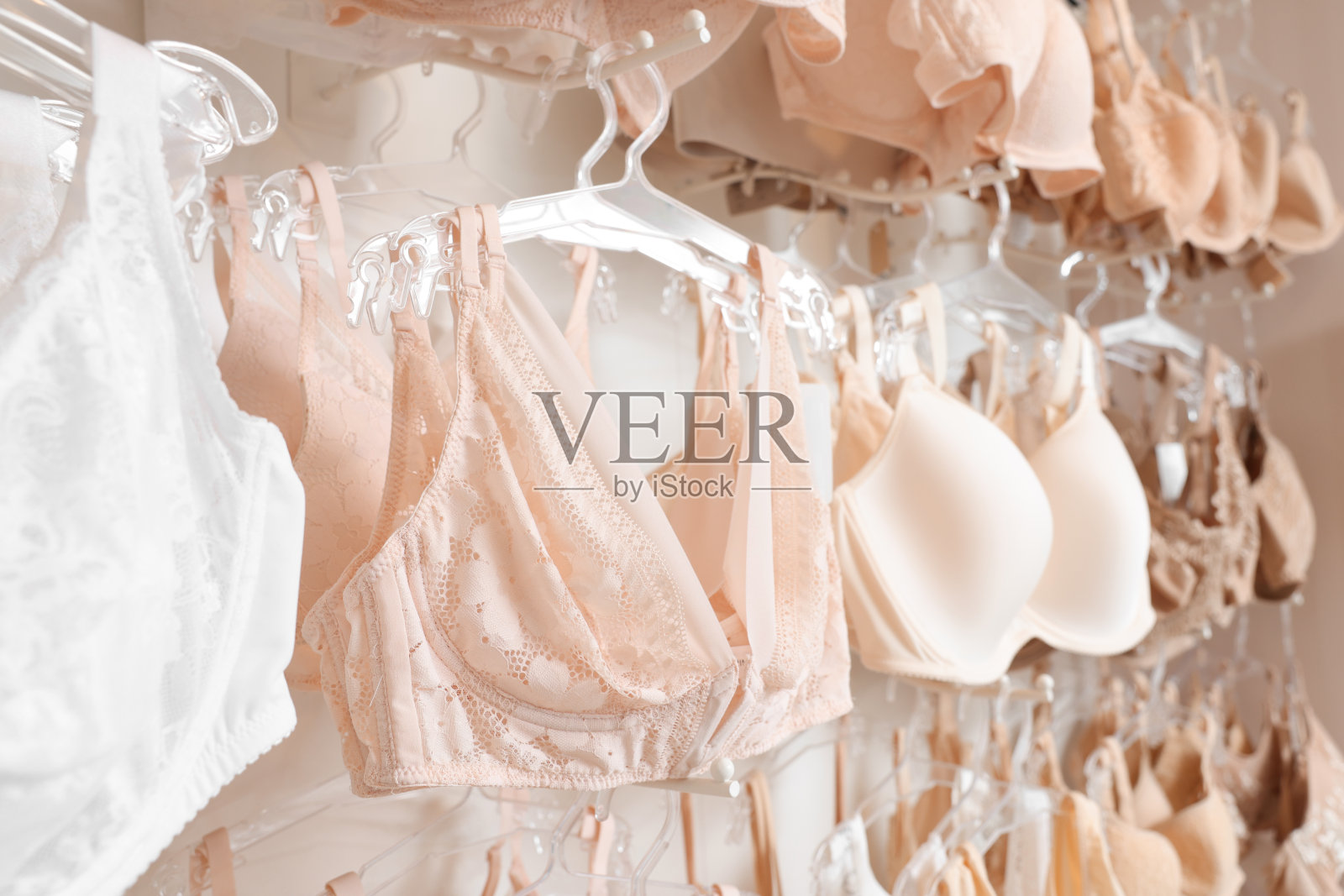许多不同的美丽的女人内衣在内衣商店，特写照片摄影图片