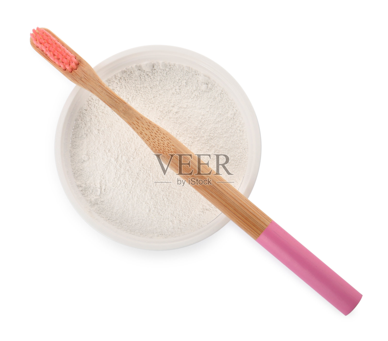 一碗牙粉和刷子在白色背景，俯视图照片摄影图片