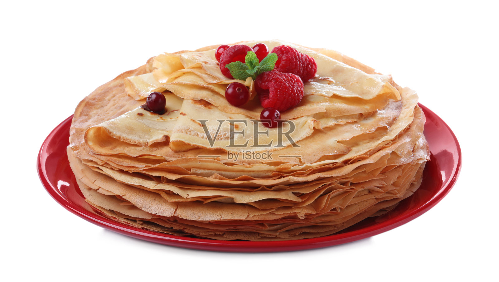 美味的可丽饼，白色背景上有浆果和薄荷照片摄影图片