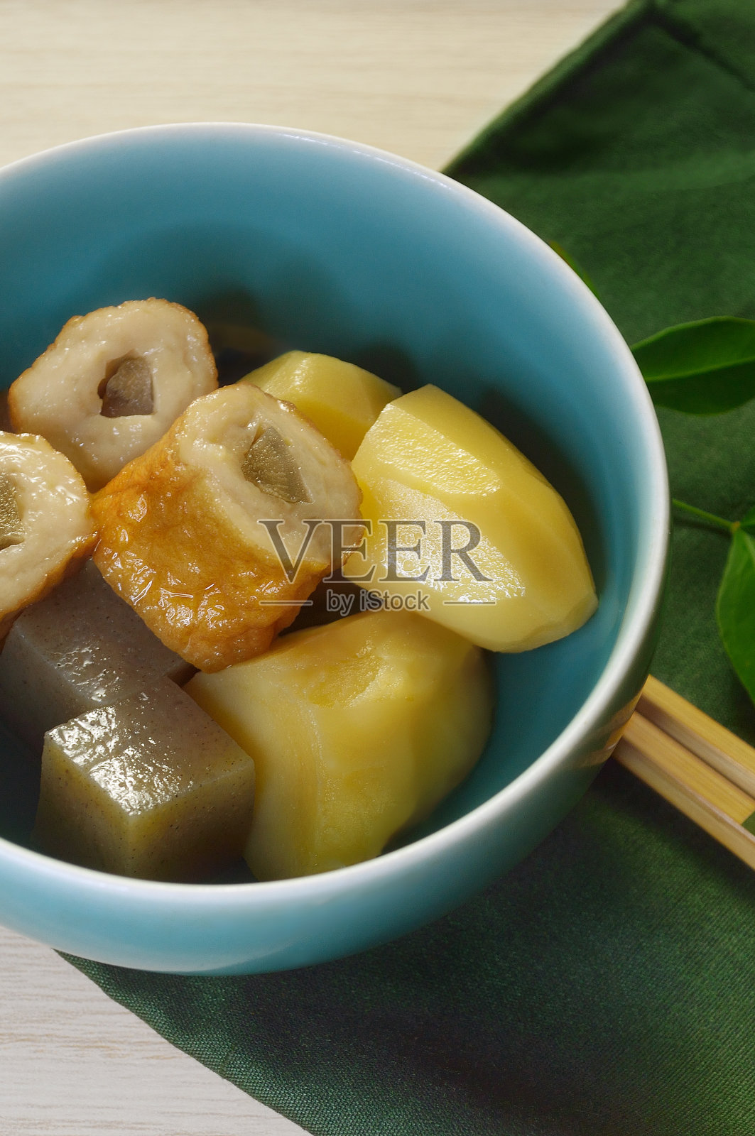 碗里的Nimono照片摄影图片