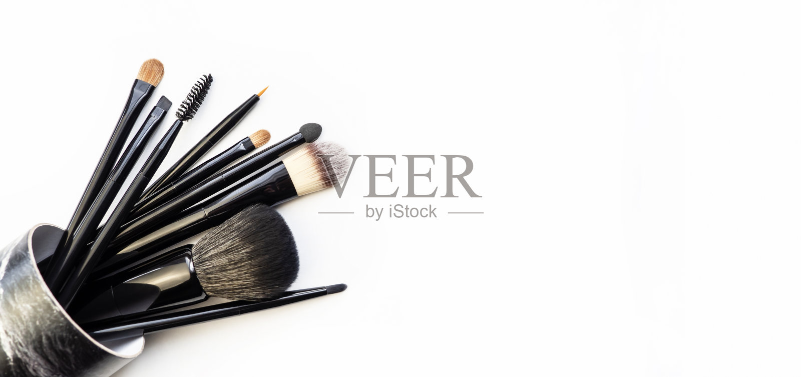 白色背景的化妆刷。化妆刷。装备。照片摄影图片