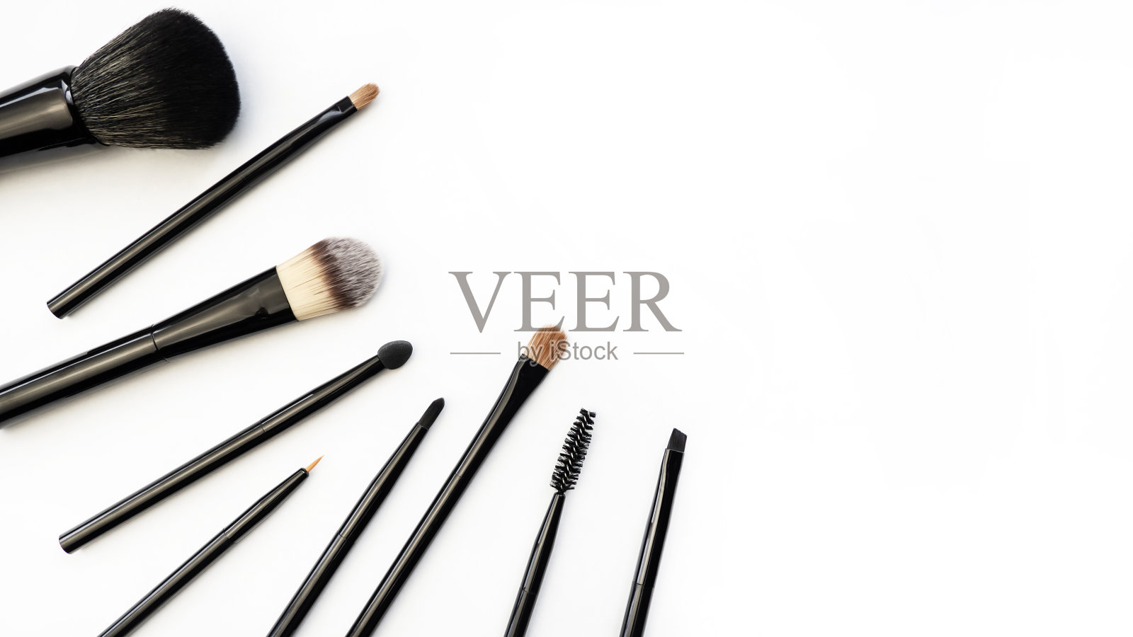 白色背景的化妆刷。化妆刷。装备。照片摄影图片