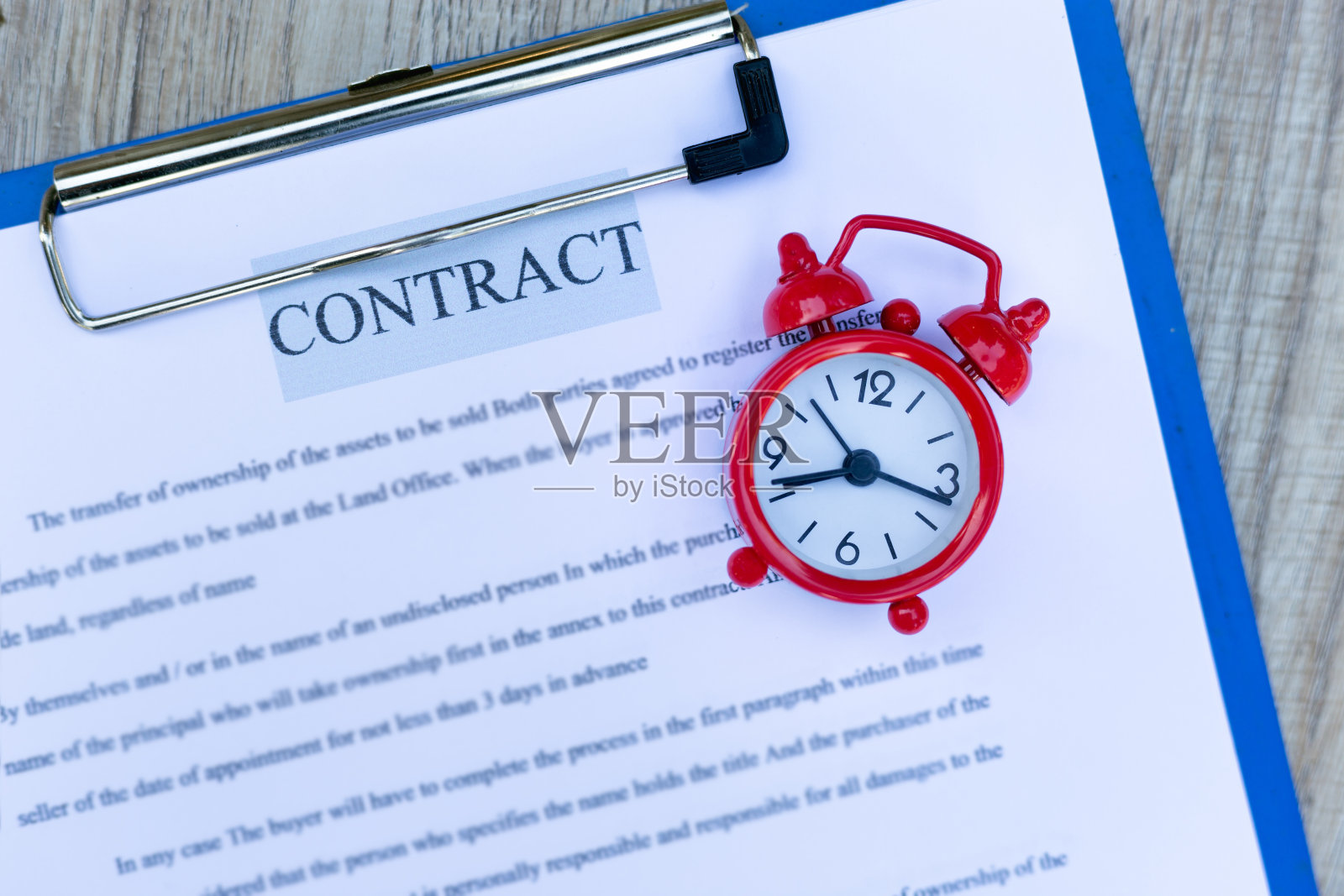 红色闹钟关于购房合同，商业时间概念制定购房合同，手表，一个商业交易的期限。为商业成功签订时间协议。照片摄影图片