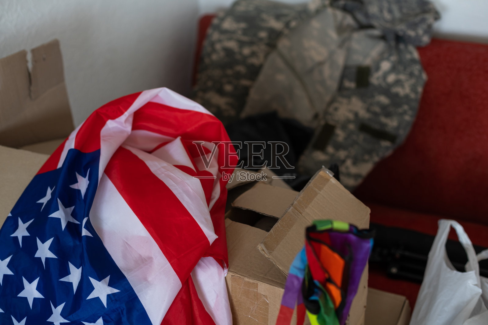 装东西的箱子，军服和美国国旗照片摄影图片