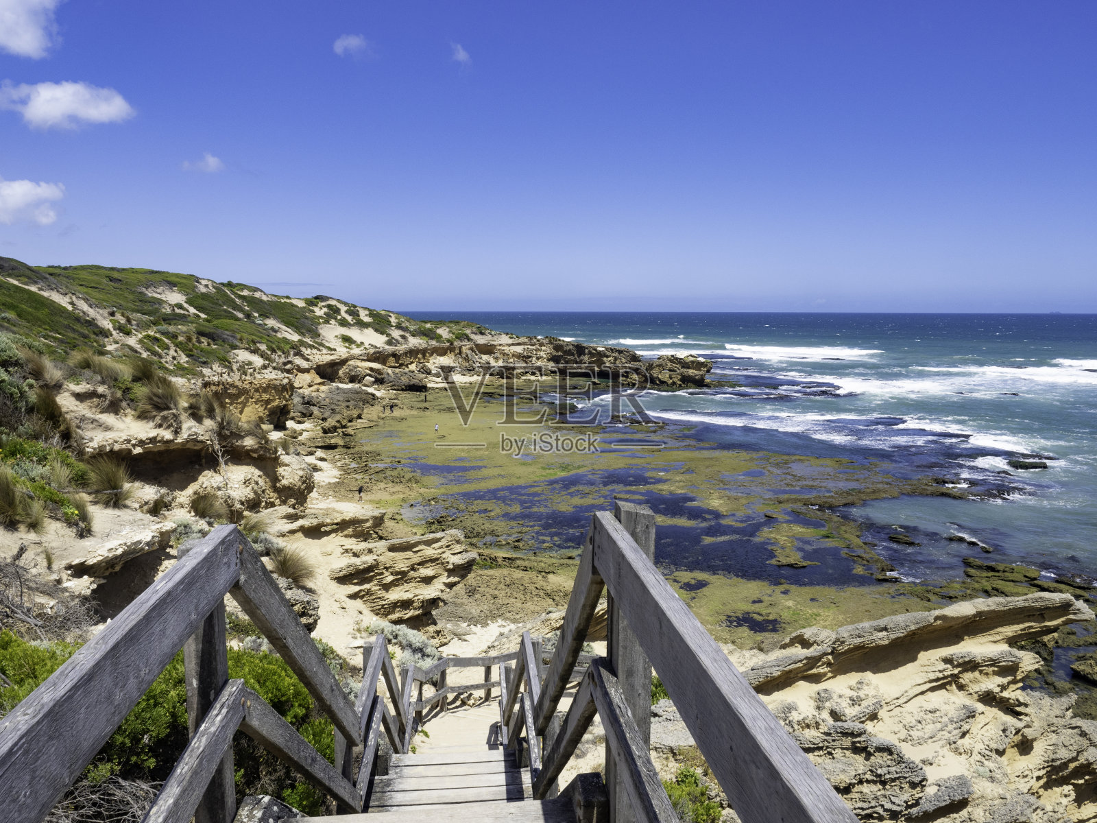 通往海滩海湾的木楼梯照片摄影图片