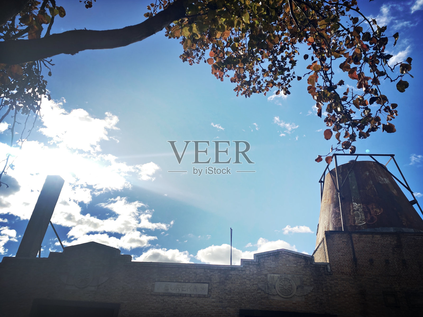 老布鲁克林大楼和水塔照片摄影图片