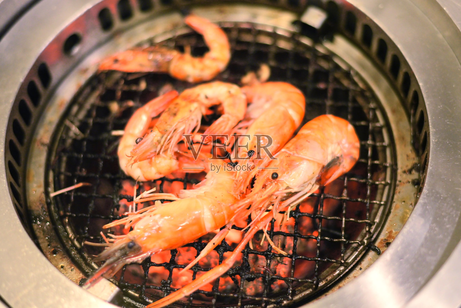 在炉子上烤虾，烧烤特写镜头照片摄影图片