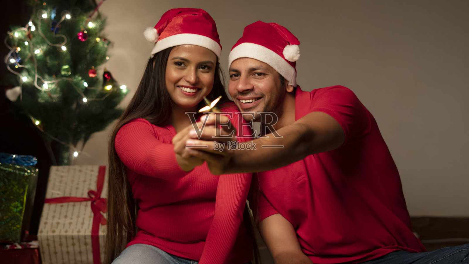 快乐的年轻印度夫妇庆祝圣诞节的股票照片照片摄影图片