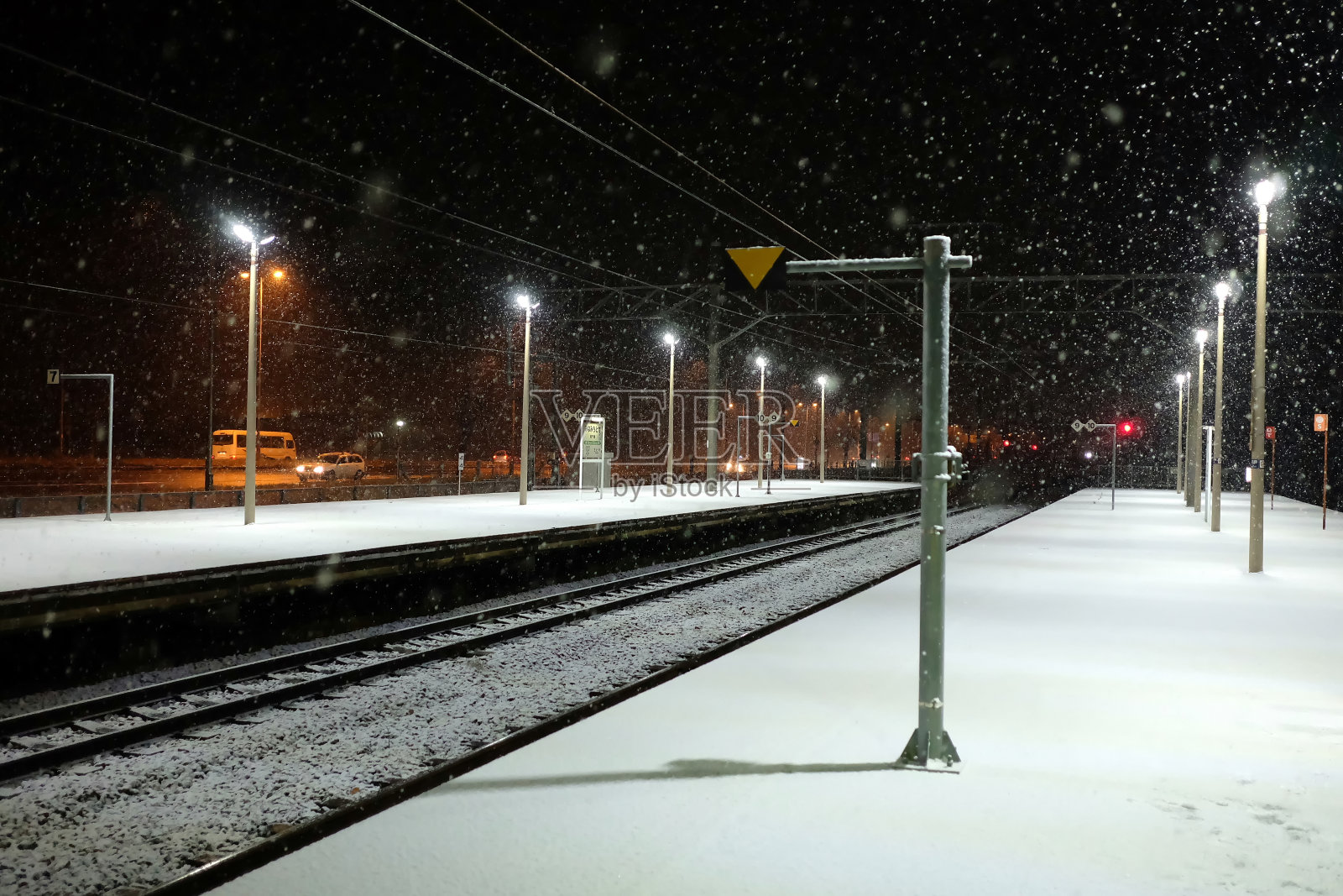 雪夜火车站铁路警戒线点。(翻译文字上的标志是南千岁站)照片摄影图片