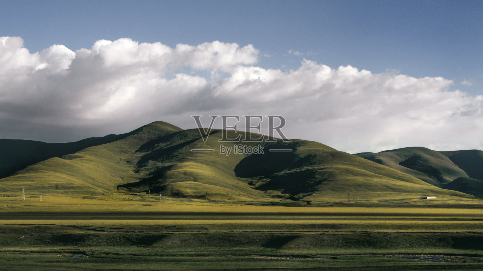 无人驾驶的山被绿色的植物覆盖照片摄影图片