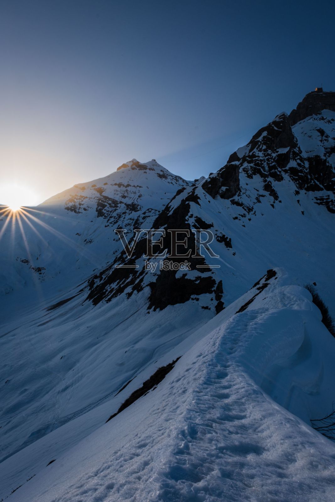垂直拍摄冬季积雪覆盖的山脉景观照片摄影图片