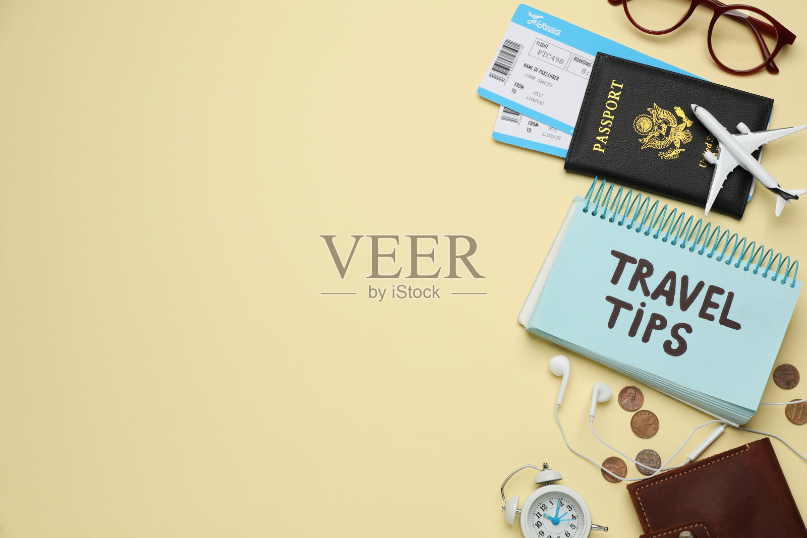 笔记本与短语旅游提示和旅游项目在黄色背景，平铺。文本空间照片摄影图片