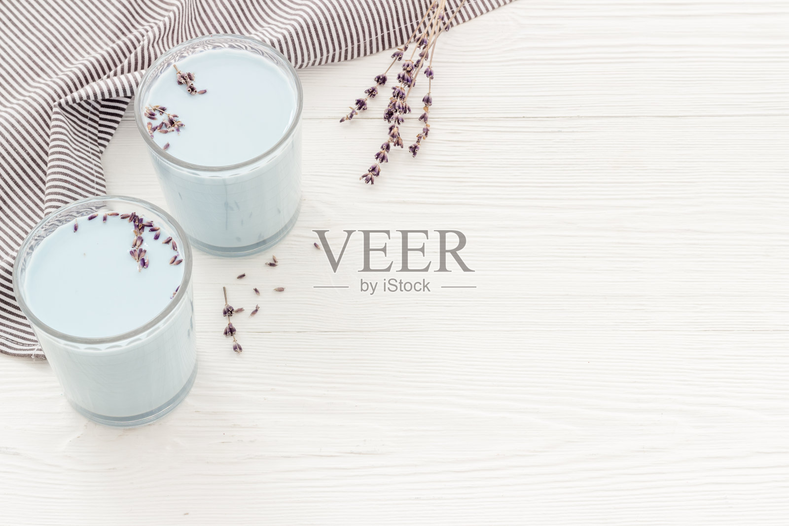 蓝色抹茶拿铁加薰衣草。冷饮照片摄影图片