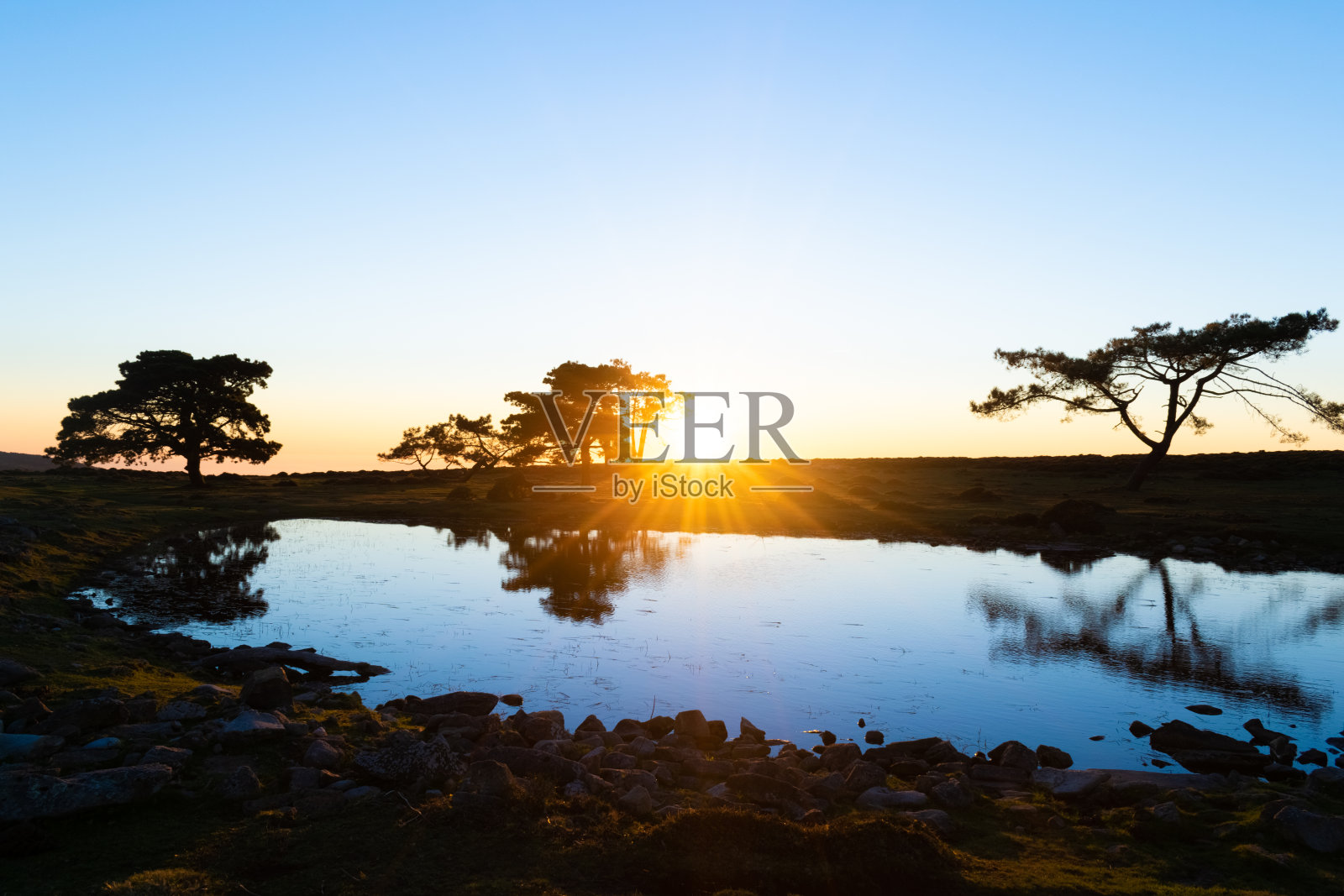 日落时分在格罗巴。巴约纳-西班牙照片摄影图片