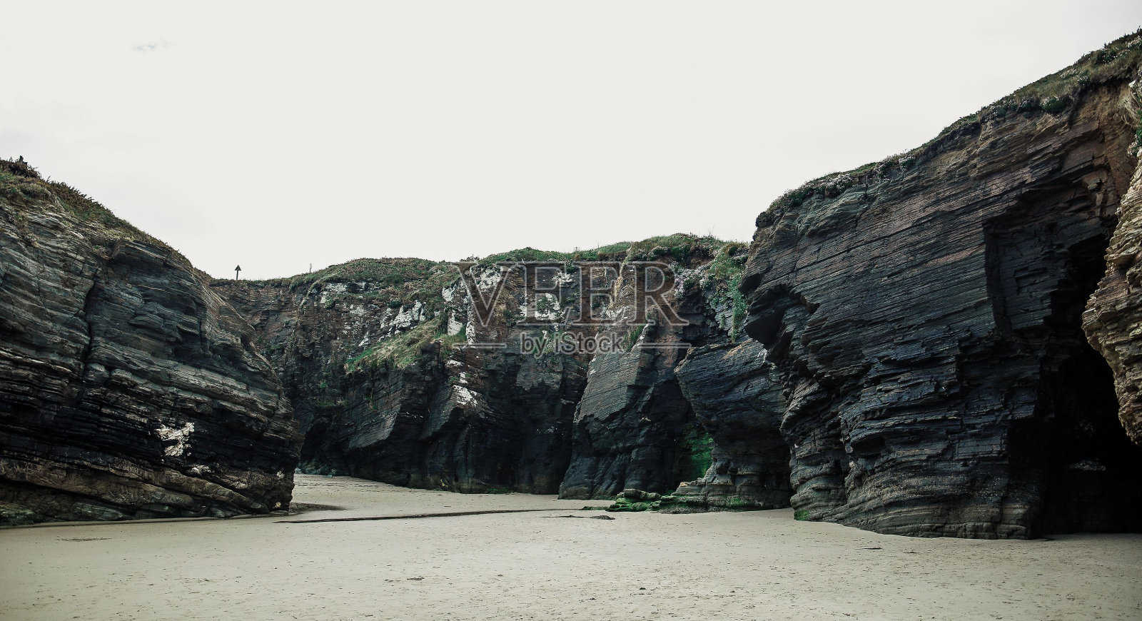西班牙马贝拉的沙滩和洞穴照片摄影图片