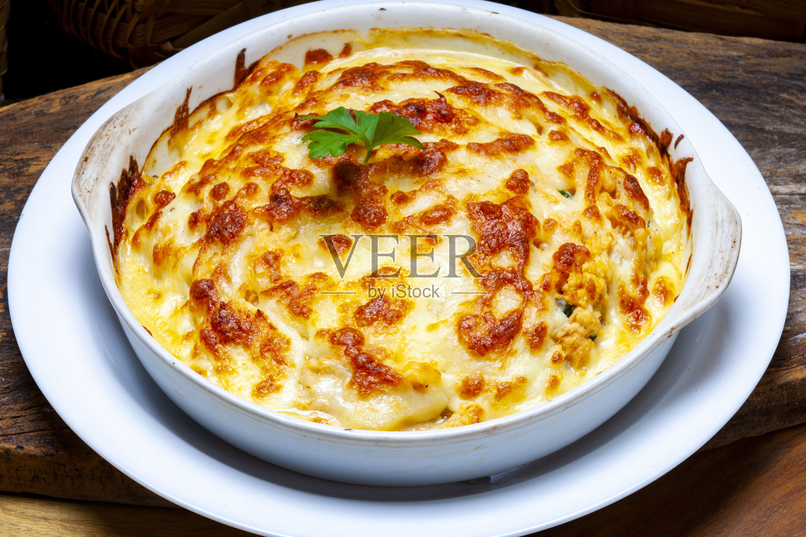 用木质烤箱烤的意大利肉酱千层面照片摄影图片