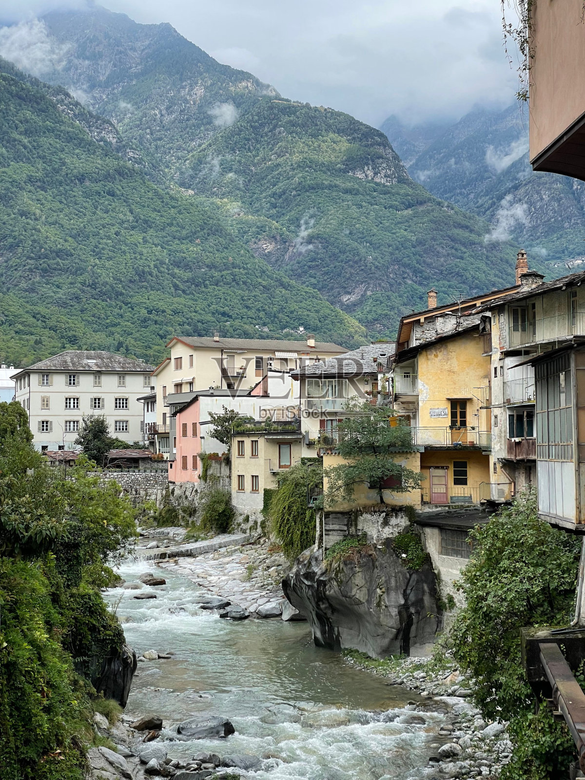 垂直拍摄流经基亚文纳的河流照片摄影图片