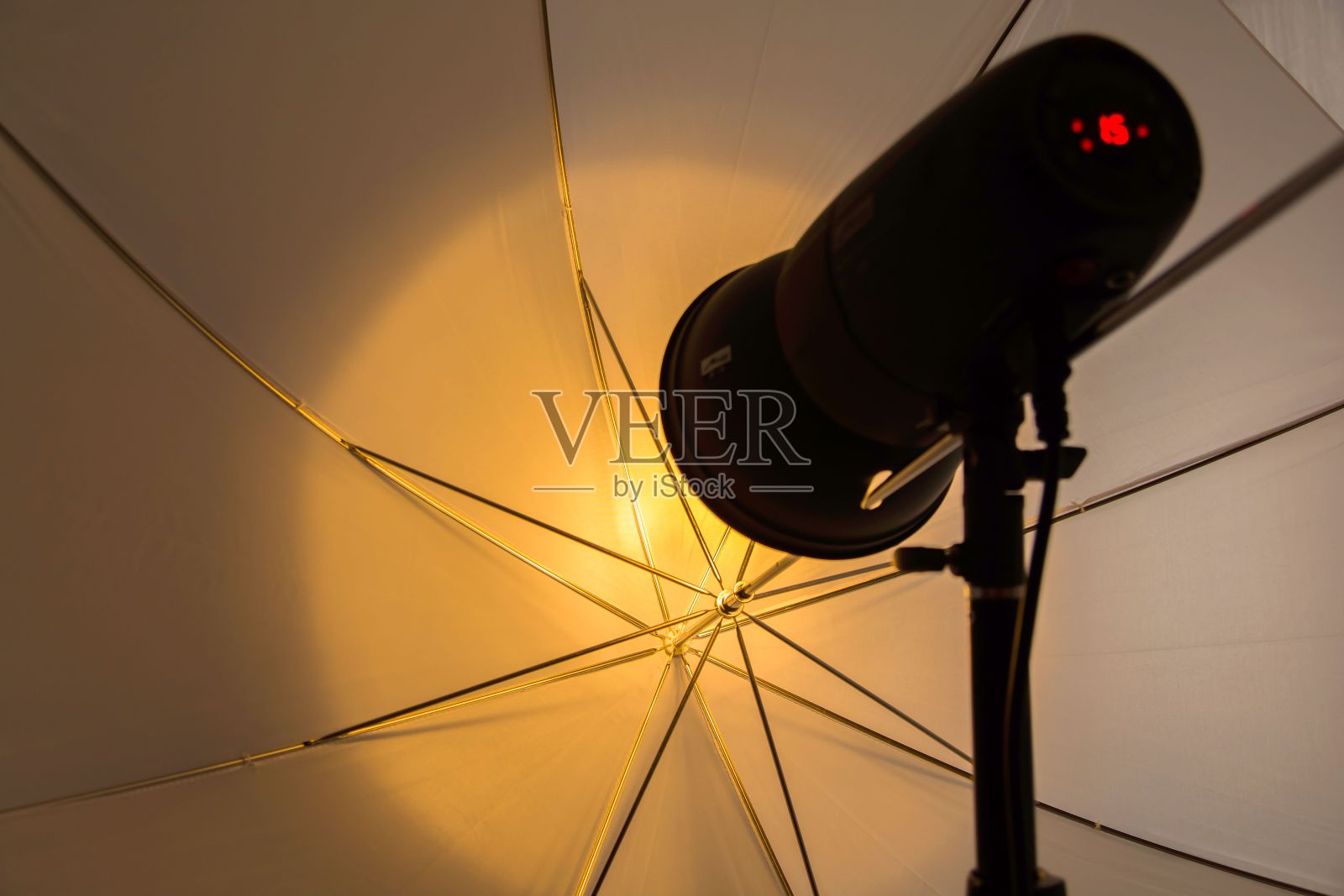 摄影棚设备的特写镜头，闪光头透过透射光伞照片摄影图片