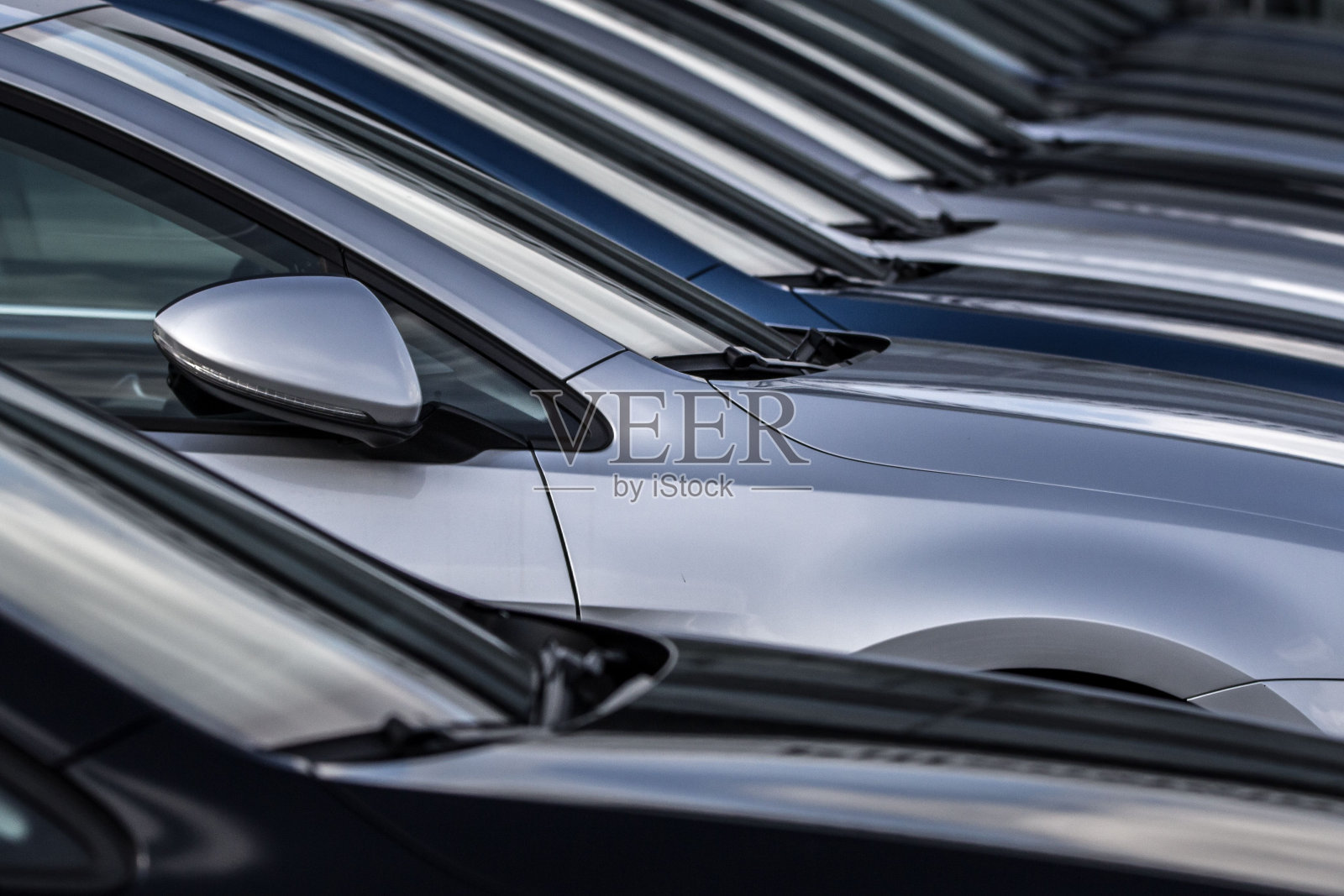 特写镜头的一排银色和蓝色的汽车与他们的侧面意见的图片照片摄影图片