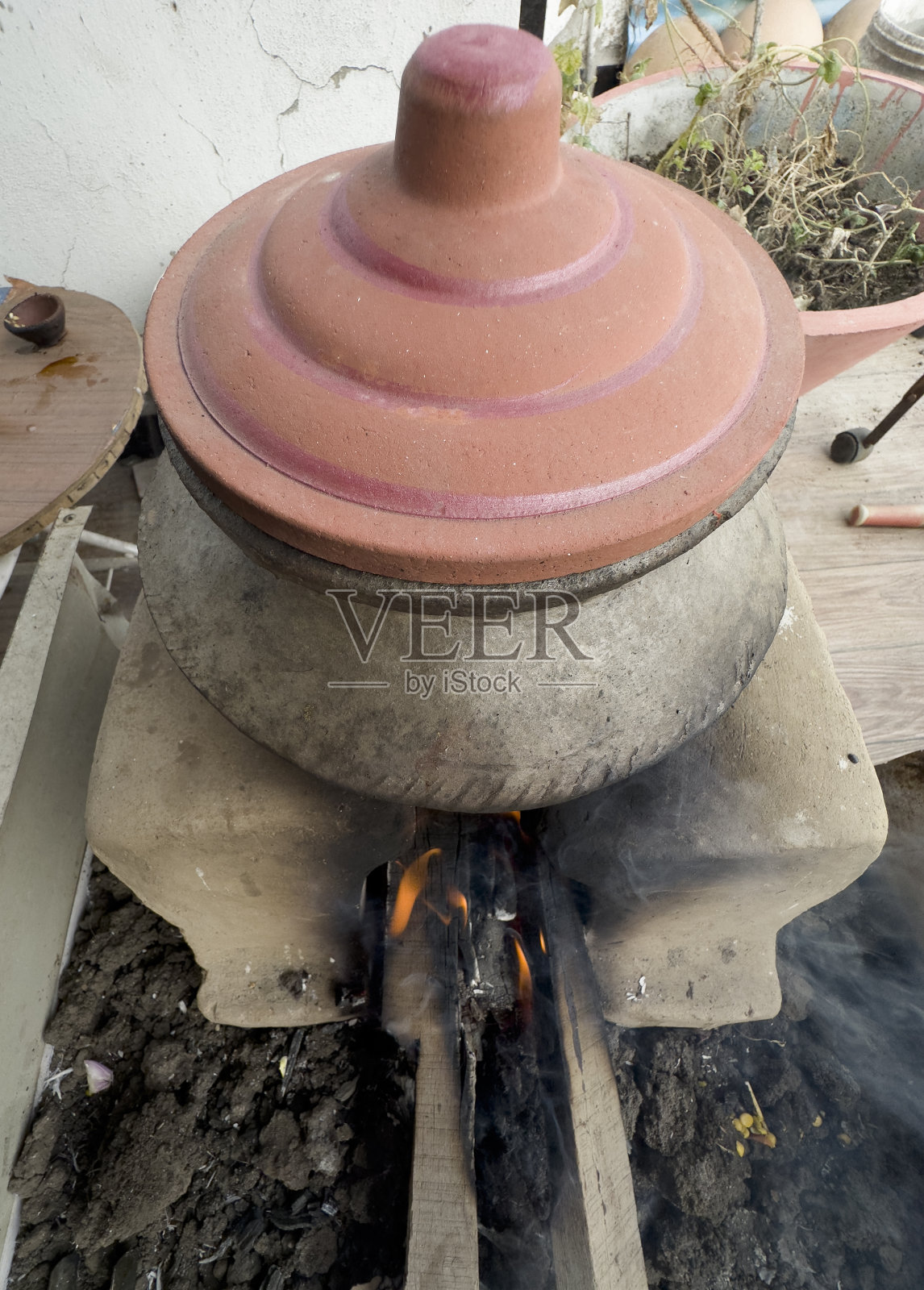 传统的古着烹饪在泥容器古着烹饪在加热锻造泥Sigdi Sigri炉子加热木头烧煤火在古代印度通常使用照片摄影图片