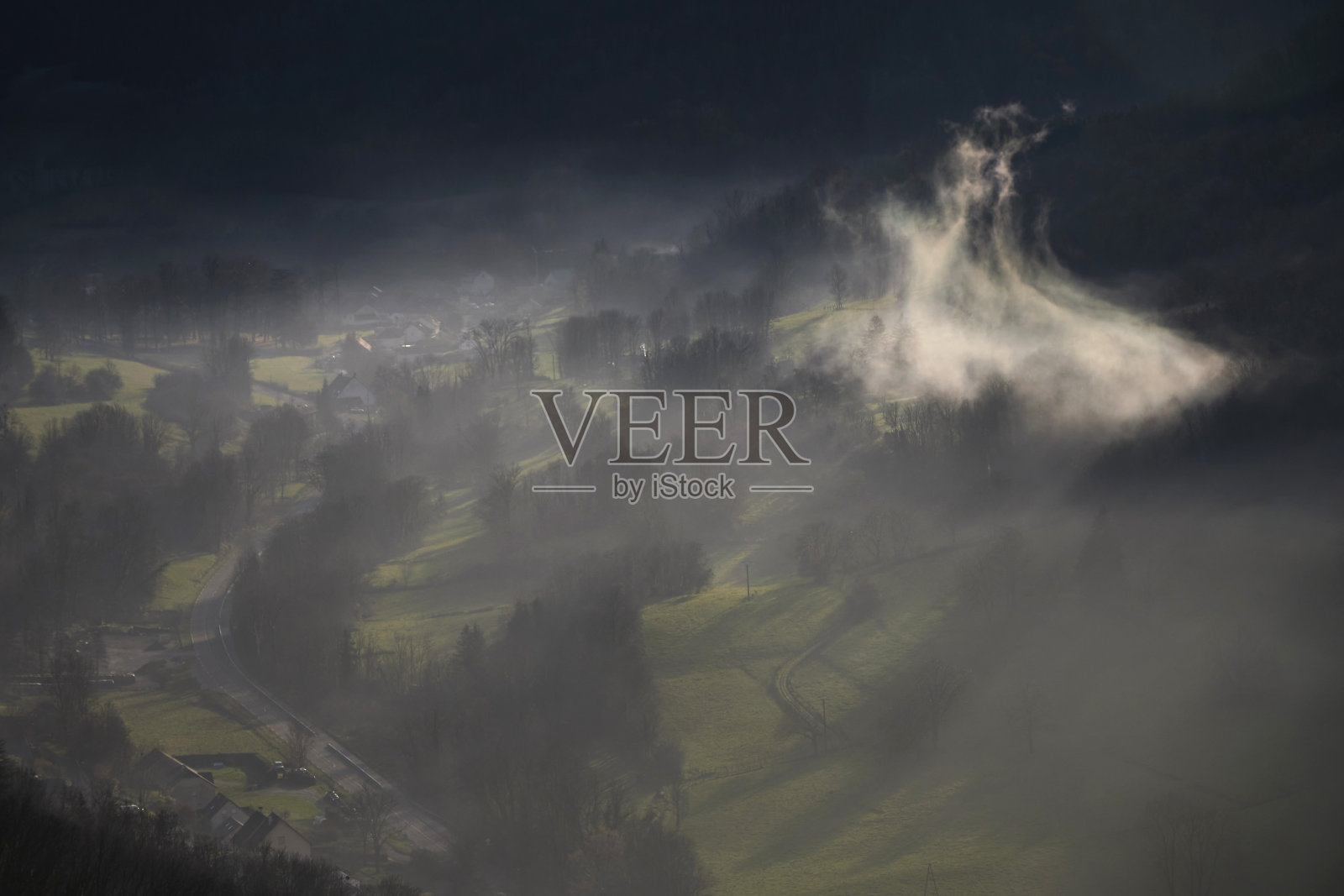 Conliege，从隐居地俯瞰Revigny山谷照片摄影图片